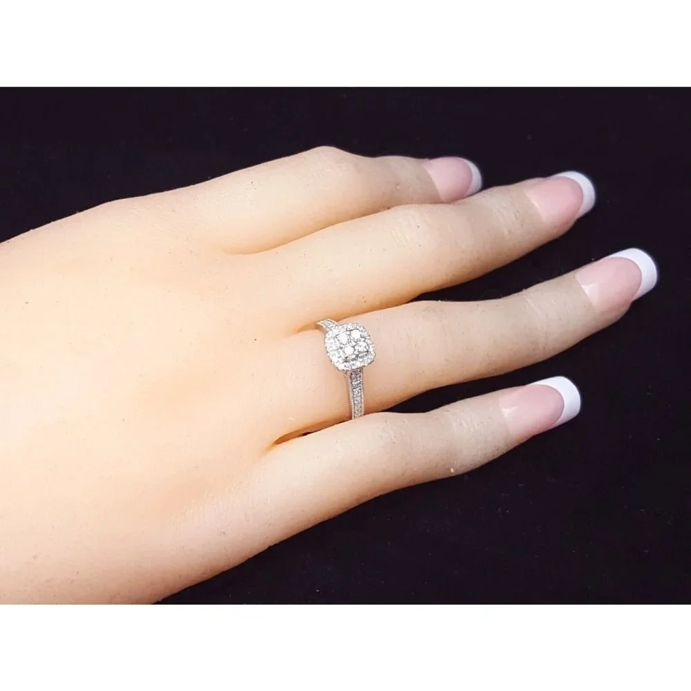 Beautiful 10K Karat Solid White Gold Designer Round Cut Diamond Engagement Ring